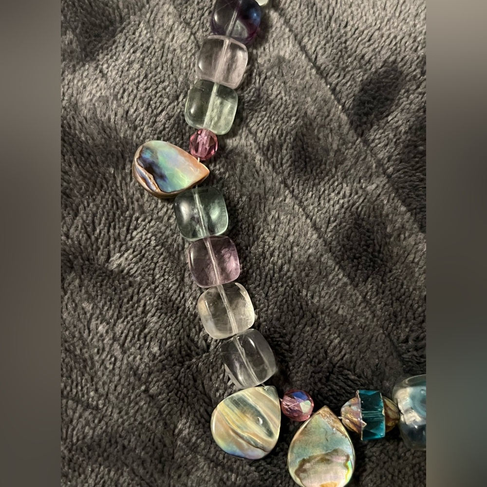 Handmade Elegant Multicolor Shell Necklace - Picture 2 of 2